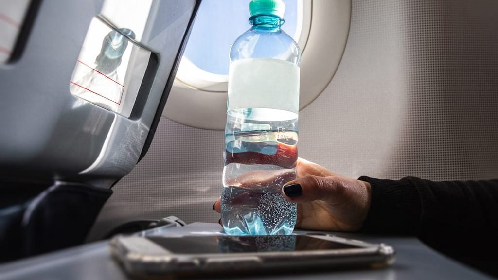 Peut-on emporter une bouteille d’eau en avion ?