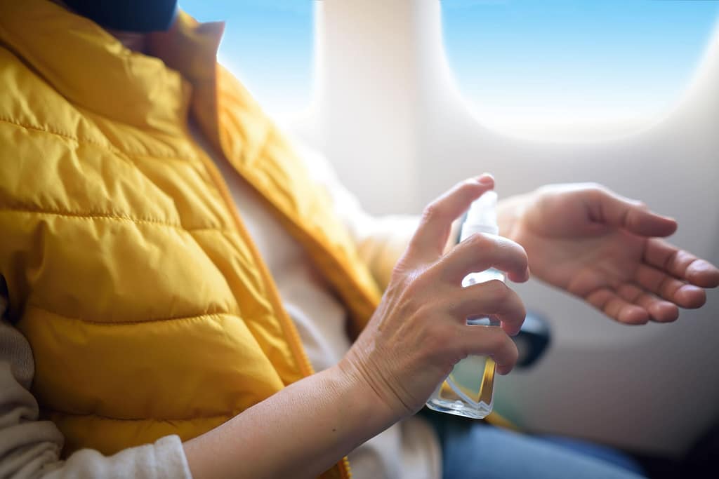 Peut-on emporter du parfum en avion ? Règles à connaître