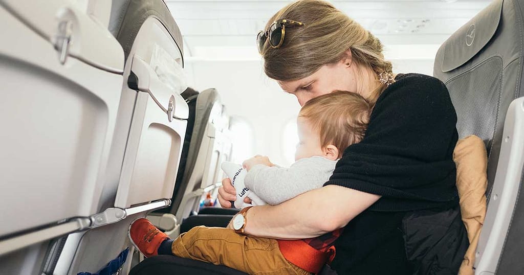 Objets pour bébé en cabine : Que dit la politique de la compagnie EasyJet ?