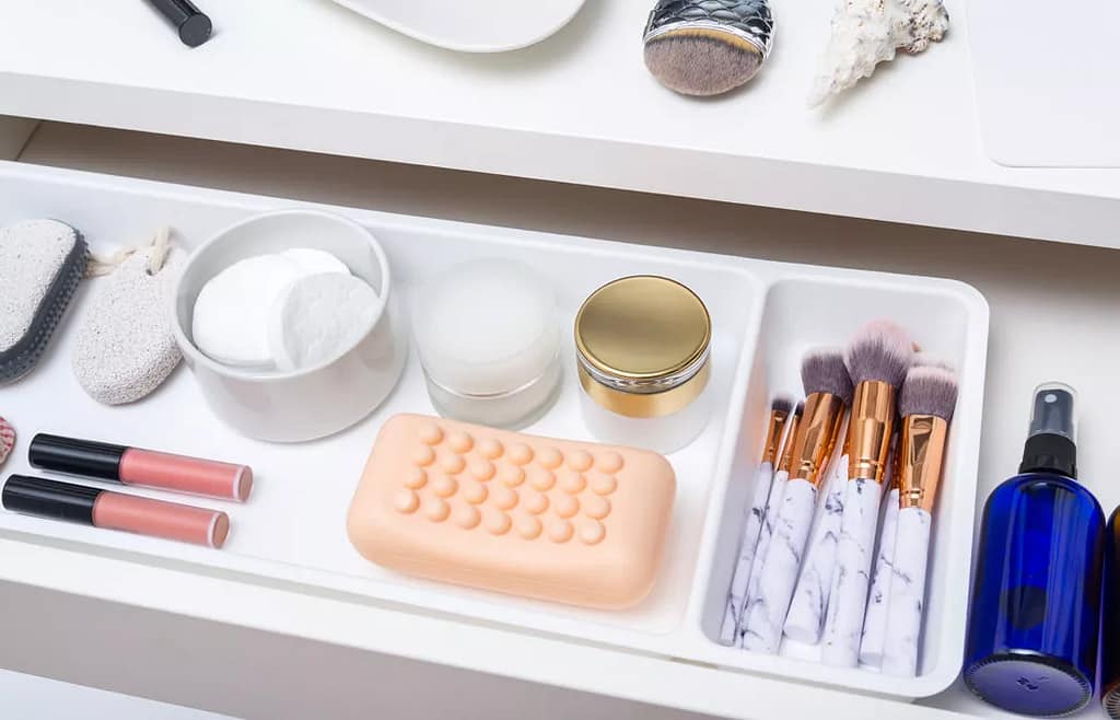 Comment ranger le maquillage ? : astuces et outils pratiques