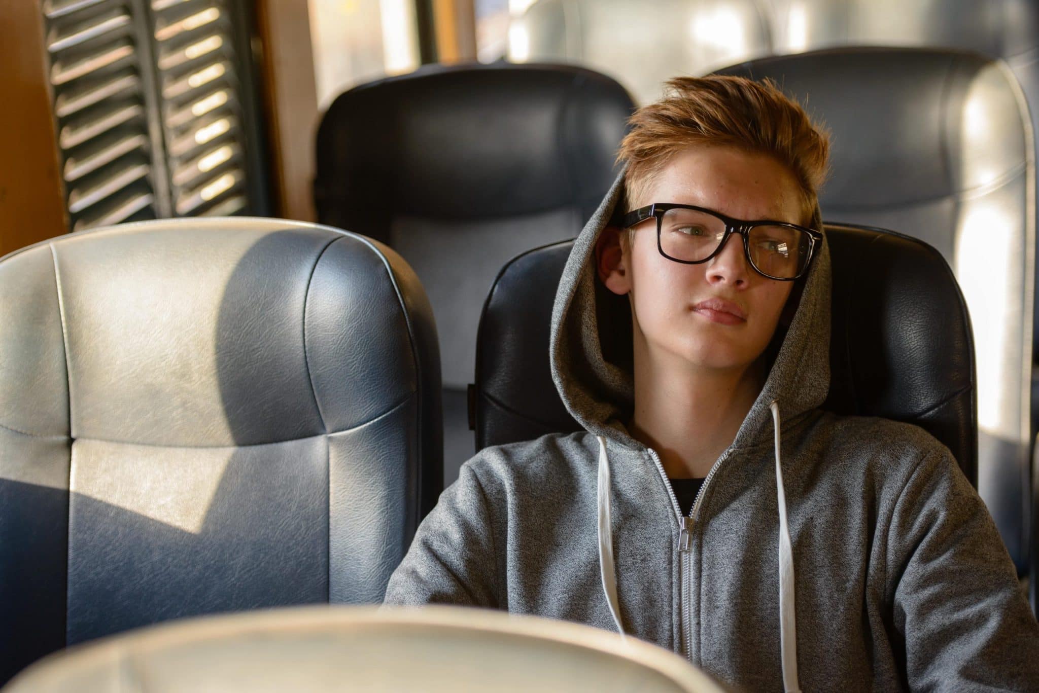 À quel âge peut-on prendre l’avion seul ?